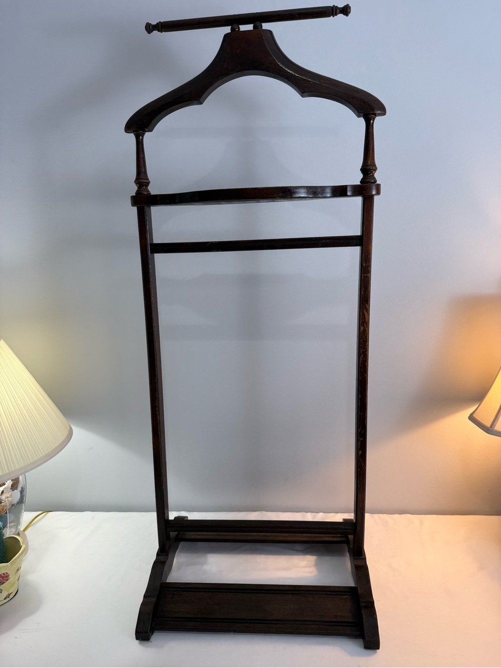 VTG 1950's Early American Colonial Wood valet Butler Gentleman's Coat Stand